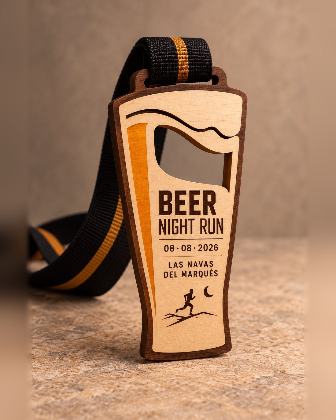 Medalla de madera con forma de vaso de cerveza, ventana calada y franja ámbar, Beer Night Run