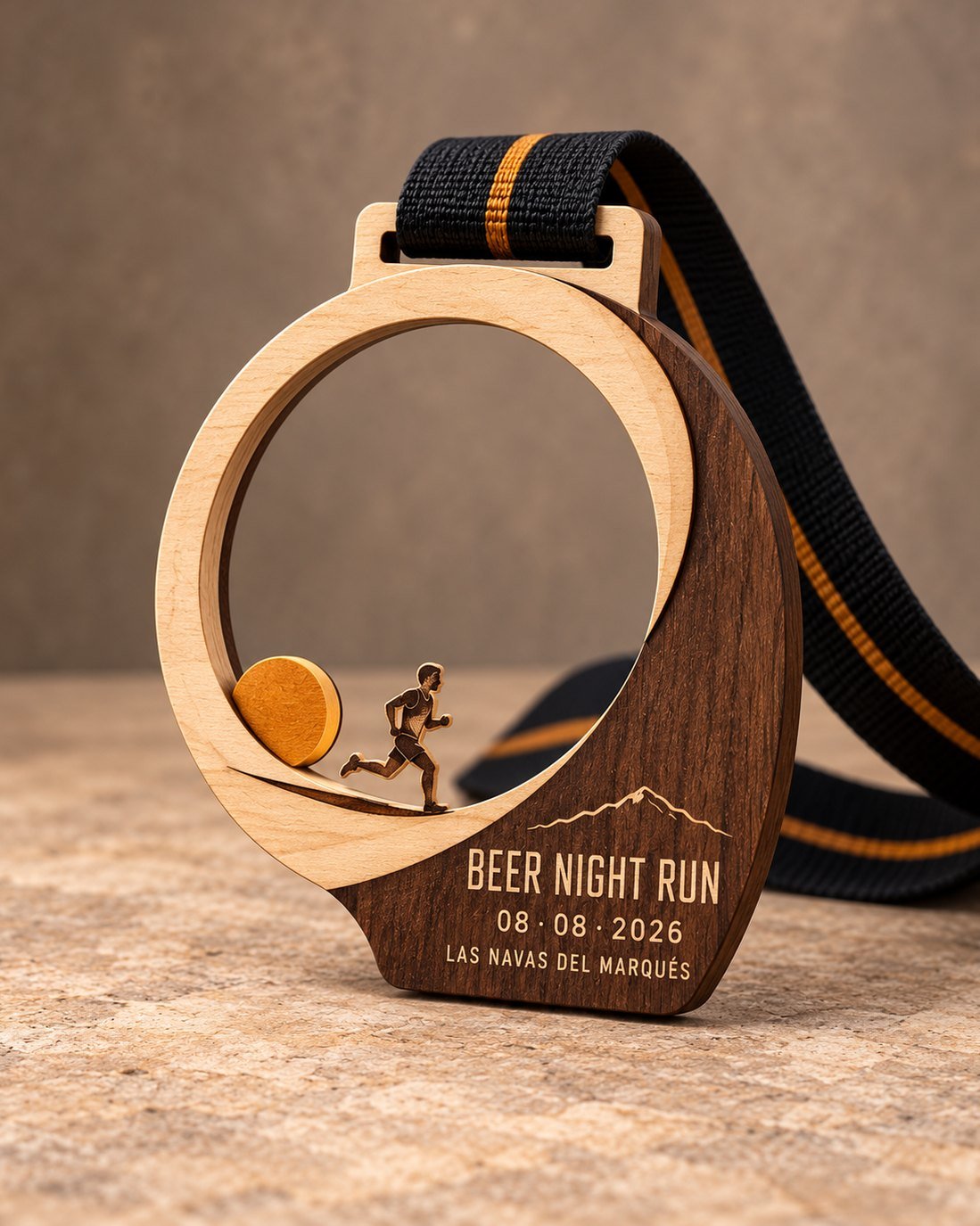 Medalla de madera bicolor con aro calado, luna ámbar y corredor recortado, Beer Night Run