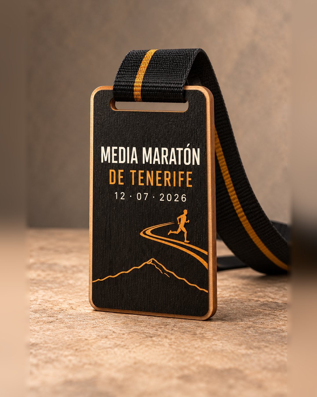 Medalla rectangular de madera negra con corredor y volcán en dorado, Media Maratón de Tenerife