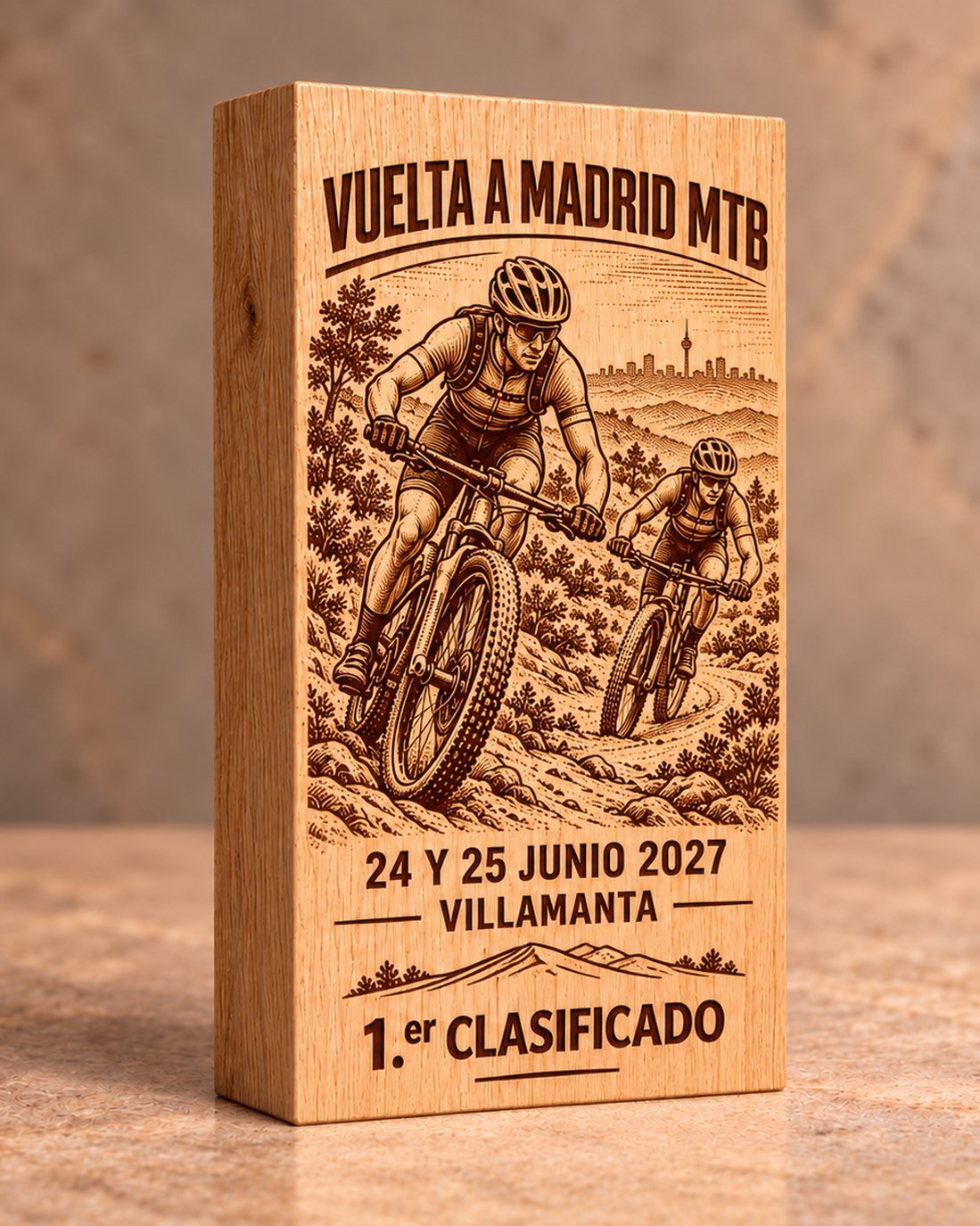 Trofeo de bloque de madera maciza grabado a láser con dos ciclistas de MTB, Vuelta a Madrid MTB