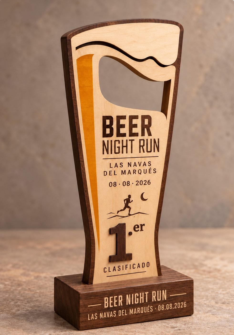 Trofeo con forma de vaso de cerveza sobre peana premium