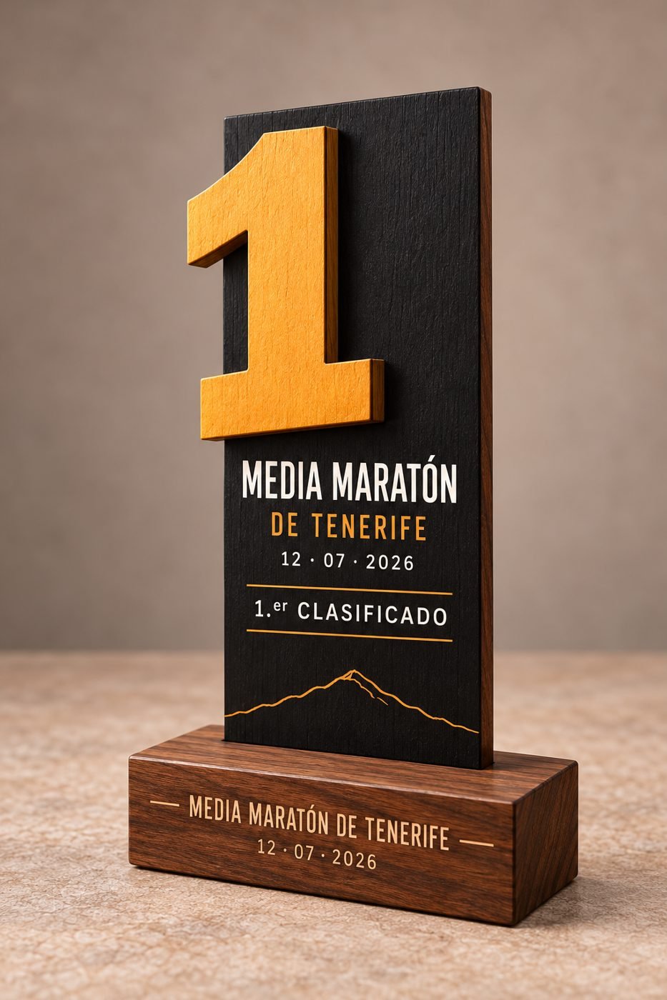 Trofeo de madera negra con un 1 dorado en relieve sobre peana premium